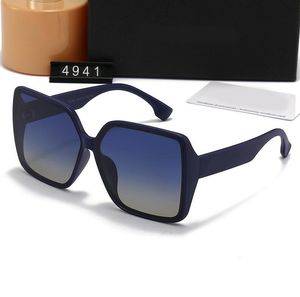 2023 Glass de sol de designer de verão com letras óculos de sol para homens Mulher unissex óculos de sol dos óculos populares da praia 5 cores com caixa de presente