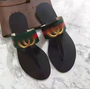 Terlik büyük yaz kauçuk dip kadın ayakkabı plaj slaytlar mektup düz terlik ayakkabıları metal düğme sandalet tembel bayan somunlar flip floplar