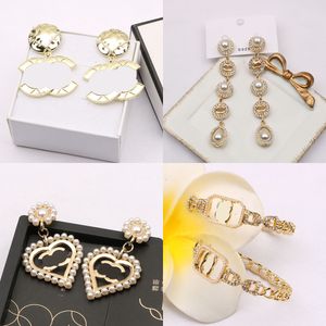 23SS 20 Style Designer Dangle Avize Mektup Saplama 18K Altın Kaplama 925 Gümüş Püskül Moda Kadınlar Kristal Rhinestone İnci Küpe Düğün Partisi Jewerlry