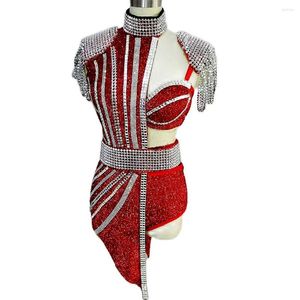 ステージウェア装飾チェーンラインストーンコスチュームセットは、女性パーティーイブニングダンスのための非対称3ピーススーツの光沢のあるコスチュームをセットします