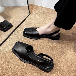Sandálias fechadas sandálias de calda feminina sapatos femininos fêmeas betes bege medl bloqueio baixo salto raso de luxo de luxo de verão preto sandalias 230324