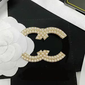 Grace Luxury Brand Letter Brooch Designer Brosches Full Pearl For Women Charm smycken Accessorie Wedding Present Hög kvalitet