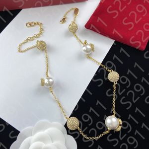 Collana di moda Gioielli di design Collana di perle di strass di cristallo di lusso con lettera V Collana di gioielli da donna con catena dorata
