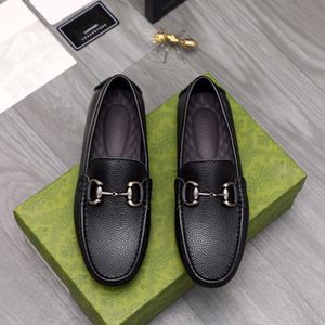 NYA 2023 MENS CASUAL LOFERS DESIGNER MOCCASIN Svarta lägenheter Mannvarumärke Andningsbara Slip-On Bekväma klänningsskor Storlek 38-44