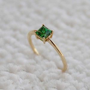 Bandringe Einfache weibliche kleine grüne Stein Ring Vintage Gelbgold Farbe Liebe Ehering Mode Versprechen Verlobungsringe für Frauen AA230323