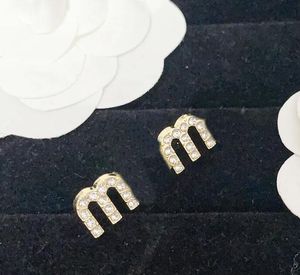 23ss Fashion Brand Letter Designer Brooches High-Quality Letters Hollow Women Men Crystal Rhinestone Pearl Wedding Party Metal Jewerlry Gift With Figure Stamp