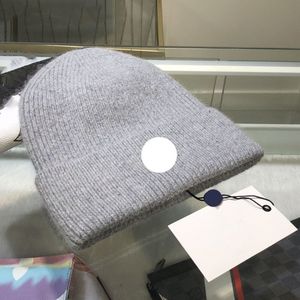 2024 Monclair Designer Frankrike Skull Caps broderade Badge Men's and Women's Wool Thread Hat Varma och kallt bevis Mössa Mångsidigt öronskydd Stickade vinterhattar A7