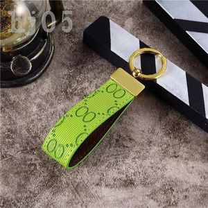 Mini Keychains for Men Momen Designer Chearing Keyring Trendy Bag Charms Letter Portachiavi Ladies Pingente de pingente de gravação em cadeia de ouro PJ068 Q2