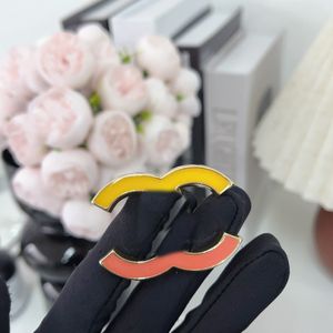 Luxus Frauen Männer Designer Marke Bunte Buchstaben Broschen 18K vergoldet Edelstahl Hohe Qualität Schmuck Brosche Pin Heiraten Weihnachten party Liebe Geschenk Zubehör