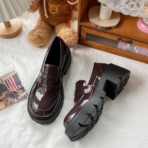 Sandalet Kadın Ayakkabıları Bahar ve Sonbahar İngiliz Tarzı Punk Platform Ayakkabı Slipon Loafers Moda Küçük Deri Ayakkabı Kadın 230324