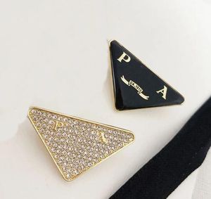 23ss модная марка дизайнер дизайнер бруши Quality Letters Lapel Hollow Women Men Men Crystal стразы Жемчужина вечеринка Металлический ювелир