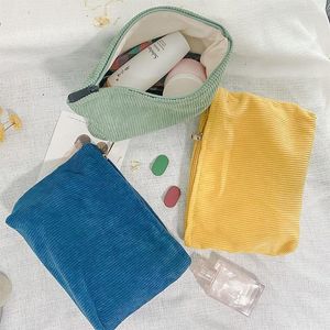 Sacos de cosméticos Bolsa de armazenamento retrô Organizador de maquiagem de veludo fofinho cor sólida cor higineses para viagens grandes mulheres dentro da bolsa