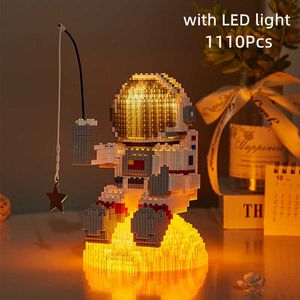 Комплекты для строительства моделей MOC Space Micro Blosts Blocks Космосовые фигуры астронавт с дисплеем светодиодные световые бриллианты мини -кирпичные игрушки для детей Z0324