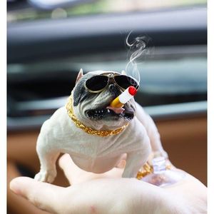 インテリアデコレーションカー人形喫煙いじめピットブルクール犬の装飾アクセサリーオートテーブルトップパンク装飾樹脂の装飾品