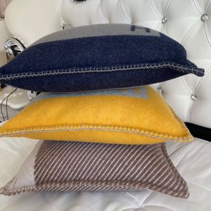 تصميم وسادة التصميم الفاخر Cover Real Wool Cashmere Signage Cushion Cover Cover Classic Gattern يأتي مع علامات رمي ​​وسادة أعلى من هدايا الموضة المنزلية الجديدة 2023