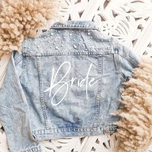 Kvinnorjackor Custom Bride Denim Jacket Pearl Mrs Bachelorette Jean Hen Party Gift Wedding Day Ytterkläder Bridesmaid Personliga rockar 230325