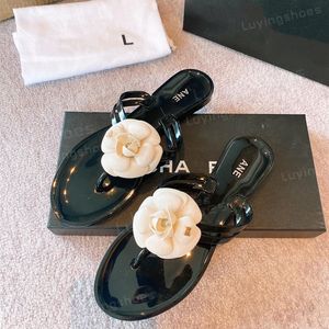 Tofflor 2023 Mode Kvinnor Tofflor Designer Sandaler Svart/Vit Kanal Camellia Flower Gummi flip flops Lyx Summer Beach Out skor