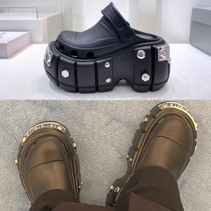 2023Designer Yaz Erkek Kadın Mağara Ayakkabı Moda Trend Klasik Siyah Süper Kalın Gümüş Yuvarlak Tırnaklar Graved Mektuplar Çift Sıradan Ayakkabı Arka Kayış