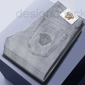 Herrenjeans Designer Sommer Koreanische Hosen mit kleinem Bein Slim Fit Dünne Medusa-Stickerei Rauchgrau Lang F3OH