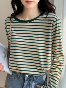 女性用Tシャツ秋のTシャツ女性韓国ルーズコットンTシャツ女性カジュアルトップティーグリーンブラックストライプ長袖Tシャツ基本冬230325