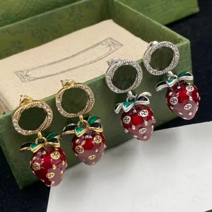 Marca de designer stud strawberry glod prata padrão fofo estilo sweetheart diamante sparkle moda de personalidade simples tendência de tendência de brechos de precedentes do presente