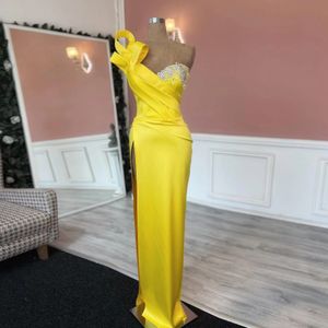 Желто -русалка выпускная платья атласные складки бусинки без бретелек с высокой сплит