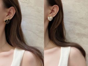 2024 Colors Womens Brand Designer Earrings Stud Ear Cuff Women Elegance Temperament Simple Ladies Copper Wedding Party Jewelry Accessories Without box