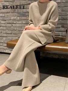 Zweiteilige Damenhose REALEFT Herbst Winter 2 Sets Gestrickter Trainingsanzug ONeck Split Sweater und Wide Leg Jogging Pullover Suits 230325