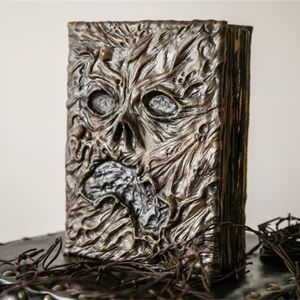 Oggetti decorativi Figurine Necronomicon Dark Magic Book Demon Evil Dead Summon Book Altare Cerimonia Prop Collezione di libri Soggiorno Decorazione desktop 230324