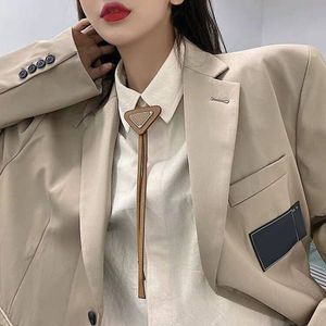 Influencer Tietriangle Necktie Mens Bolo Tie Designer Man Adolescente Adolescenza Mini signore Mini Strap Cinta di pelle Modella Nera 123