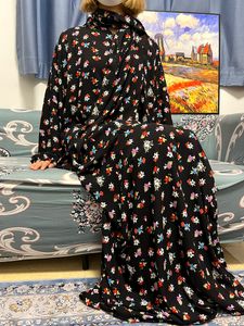 Etniska kläder muslimska rayon abayas för kvinnor Ramadan bön Dubai Turkiet Mellanöstern Femme Robe Floral Loose African Dress Turban bifogad 230325