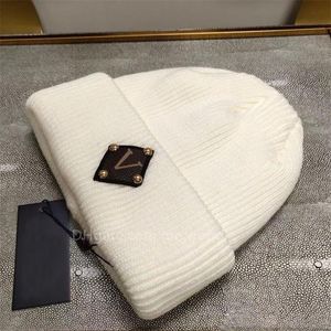 디자이너 남녀 Skullcap Beanie 여성 니트 모자 고급 스컬 캡 겨울 패션 브랜드 모자 여성 야외 온난화 버킷 캡 야구 모자