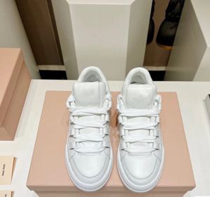 MIU 2023 Novos sapatos brancos pequenos Sapatos casuais confortáveis ​​femininos de fundo liso sapatos de treinador ao ar livre com caixa