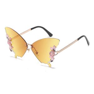 Lyxdesigner Nya herr- och kvinnors solglasögon 20% rabatt på fjärilsformad diamant Rimlös modepersonlighet överdriven runt Big Face