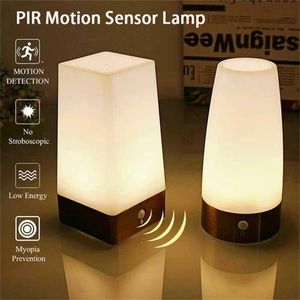 Nachtlichter Wireless PIR Smart Motion Sensor LED Nachtlicht Batteriebetriebene Schreibtischlampe Wohnkultur Schlafzimmer Nachttischlampe Flur Tischleuchte P230325