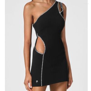 Casual Dresses Fashion Women's Summer Black Sleeveless Mini Dress Sexig One-Shulder Diamond Cut-Out Midje Bodycon Designer Club Party