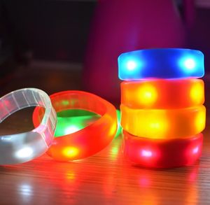 パーティーデコレーションミュージックアクティブ化されたサウンドコントロールLEDフラッシングブレスレットライトアップバングルバングルバンドクラブお祝いのバーチェアラミナスハンドリングSN