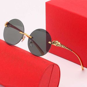 10% de desconto em designer de luxo Novos óculos de sol masculinos e femininos 20% de desconto em copos de tendência personalizados da perna de tinta de tinta de cabeça de leopardo redonda sem aro