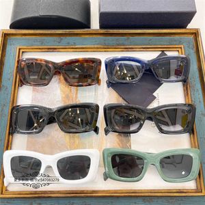 10 % RABATT auf neue Luxus-Designer-Sonnenbrillen für Herren und Damen. 20 % Rabatt auf modische, rote Netz-Intarsien im gleichen Stil, personalisiertes Katzenauge SPR13ZS