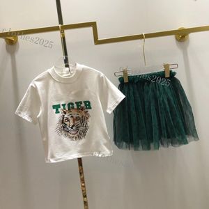 2023 Lüks Tasarımcı Giyim Setleri Moda Kızlar Sevimli Geza Etek Pamuklu İki Parça Takım CCI Marka Logo Çocuk Puf Kol Elbise Gömlek Tshirt Suits Bebek Giysileri CC