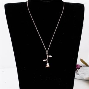 Kedjor 3D Rose Pendant Charm Halsband Rostfritt stål Blomma skönhet och odjursmycken Kvinnor Girls Valentine's Day Gift