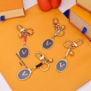 4Style Designer Keychains Men Car Keychain Handväskor Pendant Rostfritt stål Tennis Racquet Keychain Letter Gravering Trendiga Par Holidagåvor