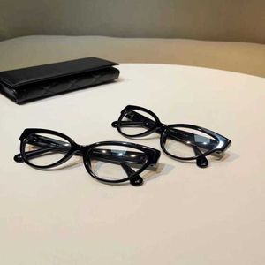 Luxury Designer Fashion Solglasögon 20% rabatt på Small Butterfly Cat's Camellia Flower Black Love Pearl Flat Eye Frame CH3436