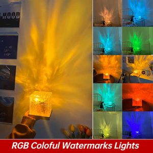 Nattljus RGB Atmosphere Night Light Rotating Water Mönster Lamp Led Projection Lamp Creative Flame Dynamic Lamp för sovrumsdekora P230325