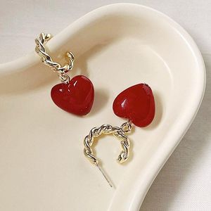 Hoop örhängen Vintage Metal Twist Red Heart Love Pendant Wreath Pearl C-Shaped Women Fashion Jewely Ear Accessories E161