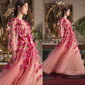 Abiti da festa 2023 Prom 3D Fiori floreali Rosa rosa maniche lunghe scollo a V Abiti da sera Lunghezza pavimento Tulle Costume di compleanno per ragazze