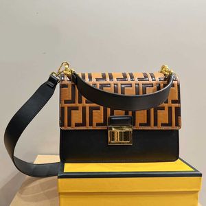 Yeni yüksek kaliteli tasarımcı çantası f baskı kadın omuz çantaları zincir çanta çanta kare lüksler el çantası klasik mektup desen messenger crossbodybags cüzdanlar 230201