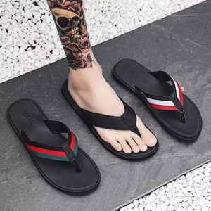 Nuovi uomini infradito Flip Trend di lusso Slip di alta qualità Scarpe da esterno Spaccature Eleganti pantofole Flip senza slip Flip di grandi dimensioni