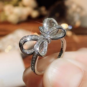 バンドリング女性のためのHuitan Bling Bow Rings豪華なシルバーカラーファッションフィンガーアクセサリーパーティーアニバーサリーギフトロマンチックな女性ジュエリーG230327