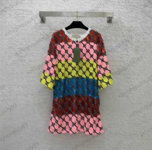 Sukienka designerska Patchwork Kolorowa cekin haftowa krótkie sukienka moda zszyta nić okrągła szyja luźna swobodna koszulka maxiskit sukienki dla kobiety 1970